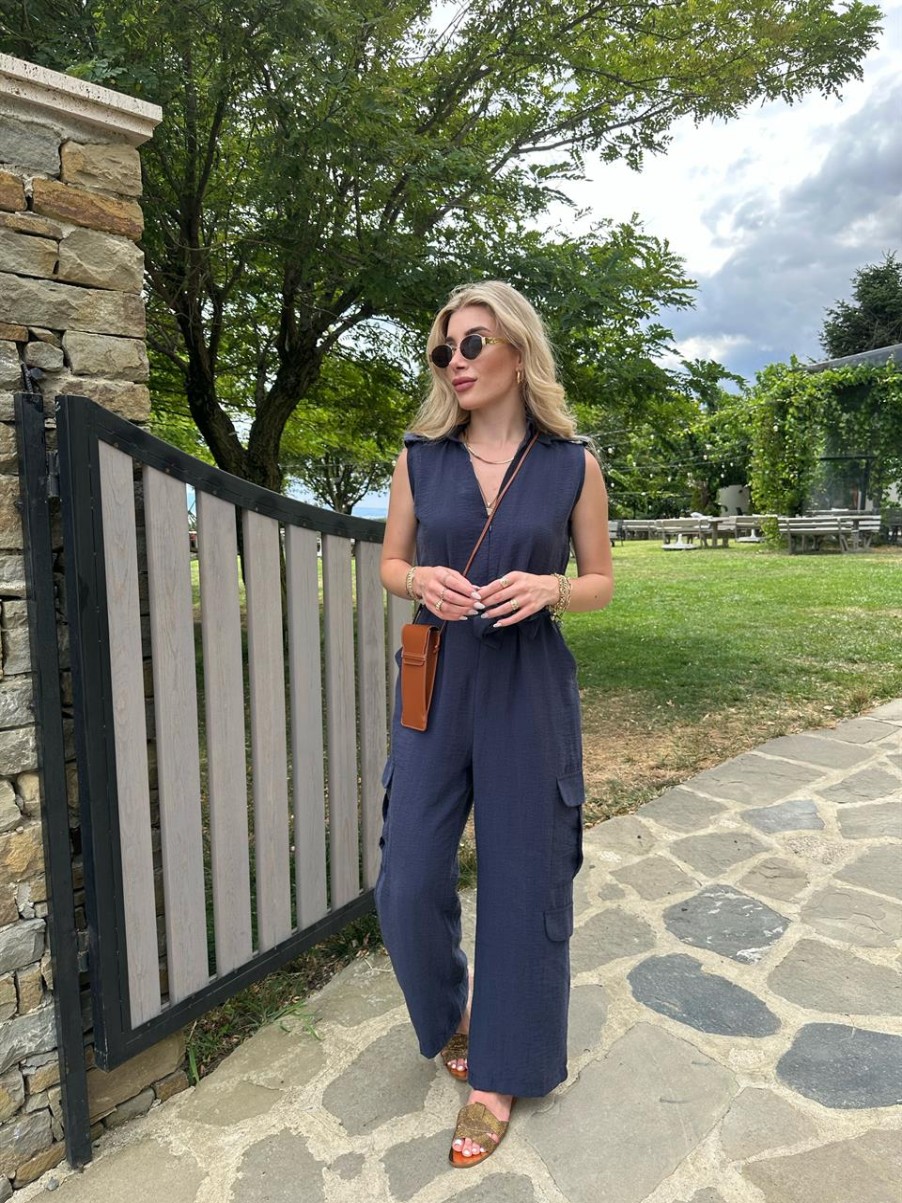 Tulum | cksisters Marineblauer Jumpsuit Mit Kragen Und Cargotasche Und Markenmodell