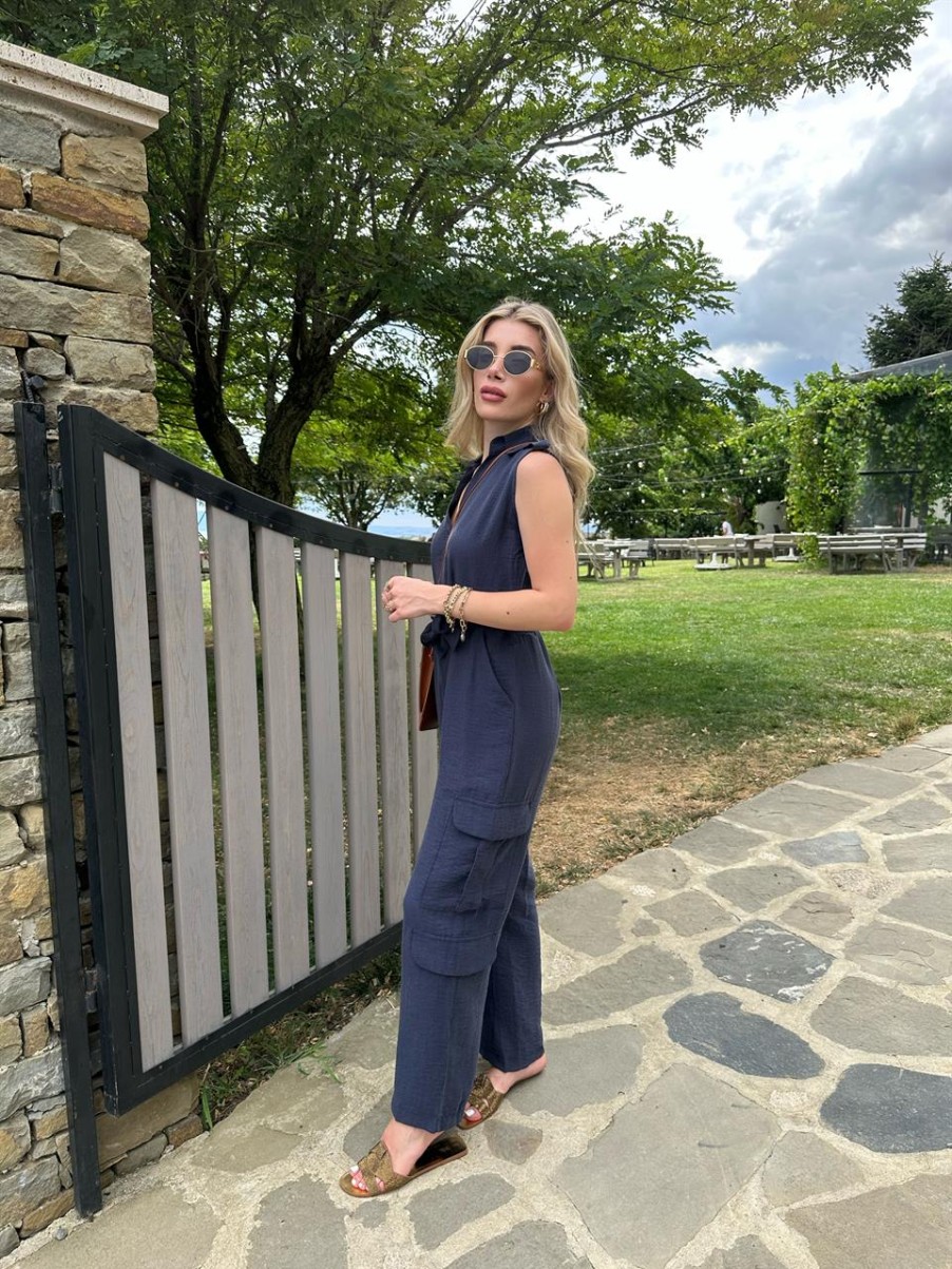 Tulum | cksisters Marineblauer Jumpsuit Mit Kragen Und Cargotasche Und Markenmodell